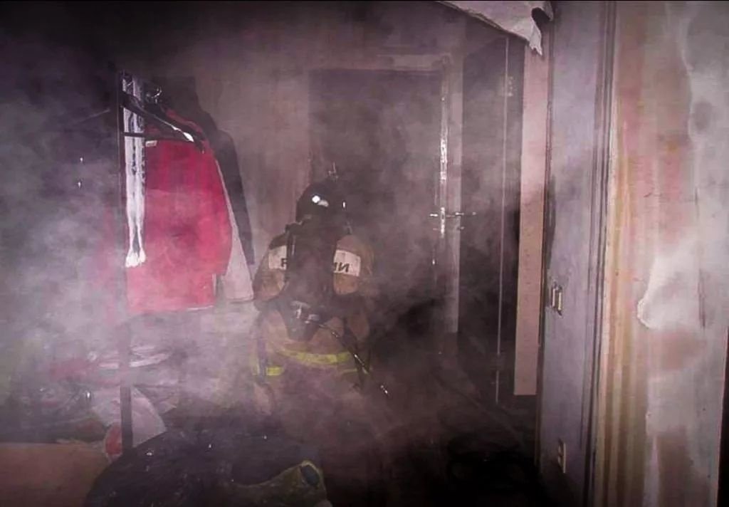 Огнеборцы спасли мужчину на пожаре домашних вещей в Борзе